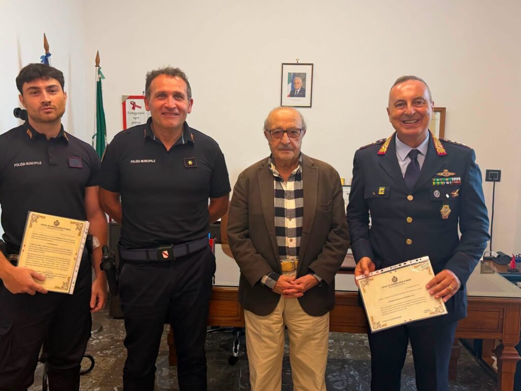 Il sindaco Raffaele Russo consegna la menzione all'agente Cuccurese della Polizia Locale di Pomigliano d'Arco
